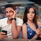 Eşinin Telefonla Aldattığını